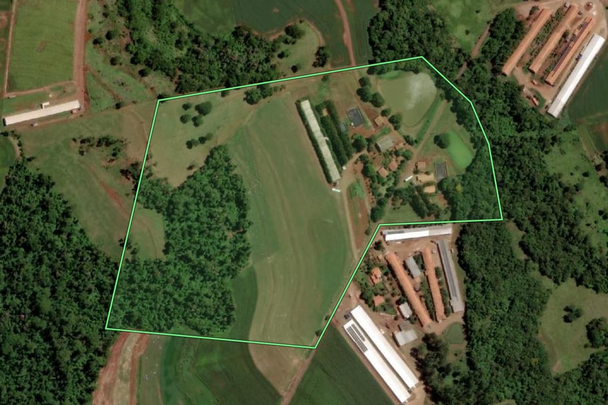 Imagem de satélite do imóvel rural em Santa Helena (PR), com o contorno declarado no CAR desenhado por cima.