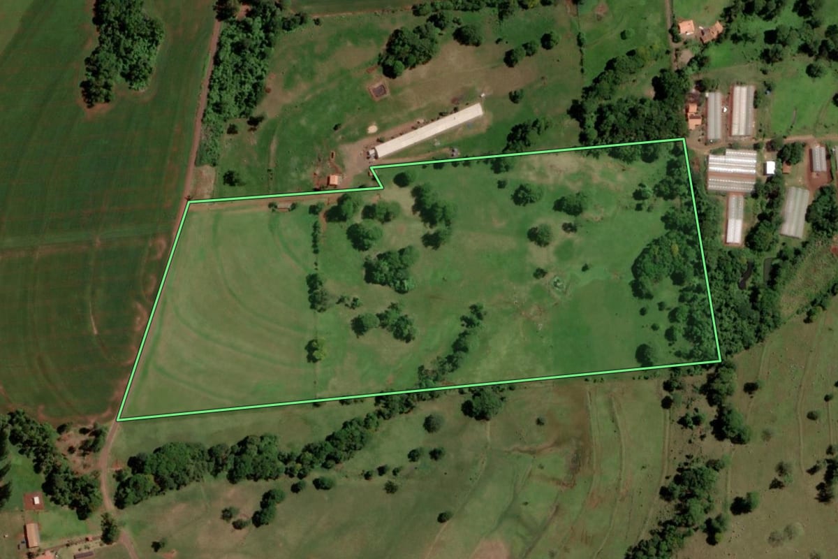 Imagem de satélite do imóvel rural em Santa Helena (PR), com o contorno declarado no CAR desenhado por cima.