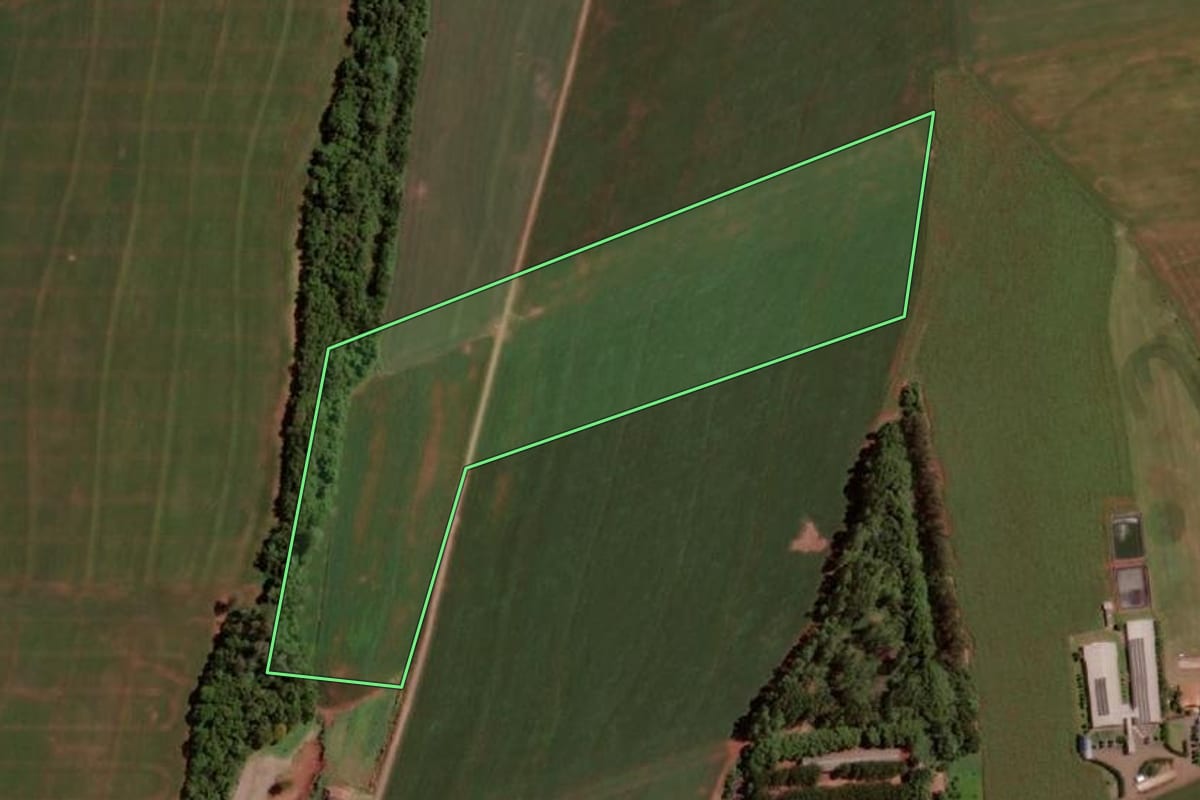 Imagem de satélite do imóvel rural em Santa Helena (PR), com o contorno declarado no CAR desenhado por cima.