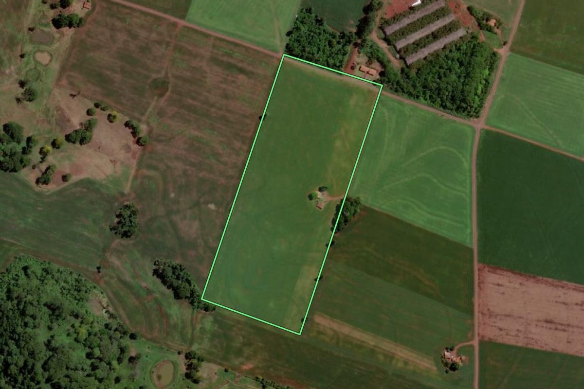 Imagem de satélite do imóvel rural em Santa Helena (PR), com o contorno declarado no CAR desenhado por cima.