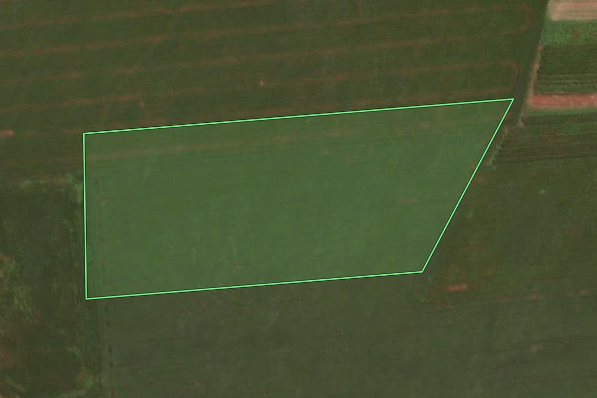 Imagem de satélite do imóvel rural em Santa Helena (PR), com o contorno declarado no CAR desenhado por cima.