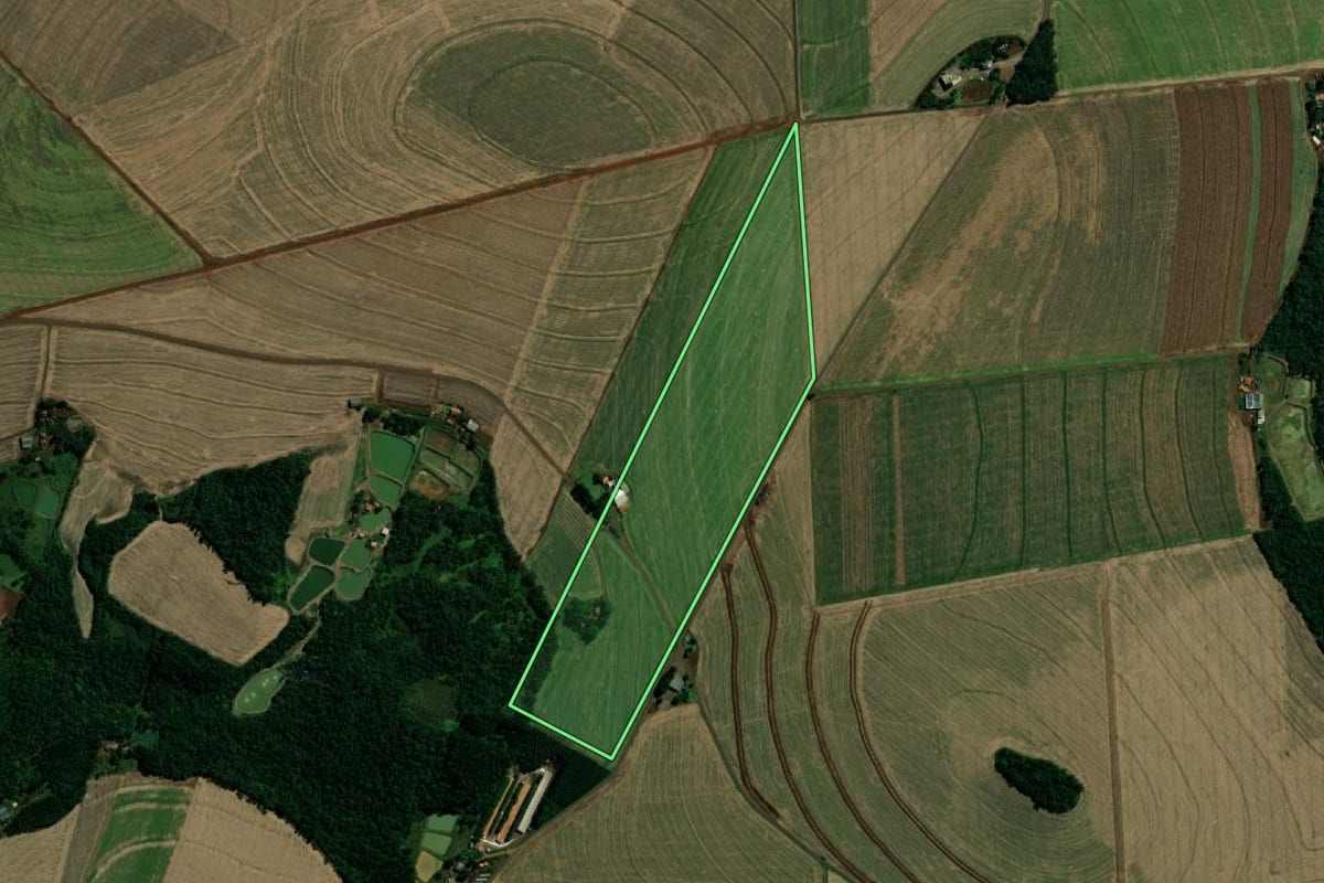 Imagem de satélite do imóvel rural em Santa Helena (PR), com o contorno declarado no CAR desenhado por cima.
