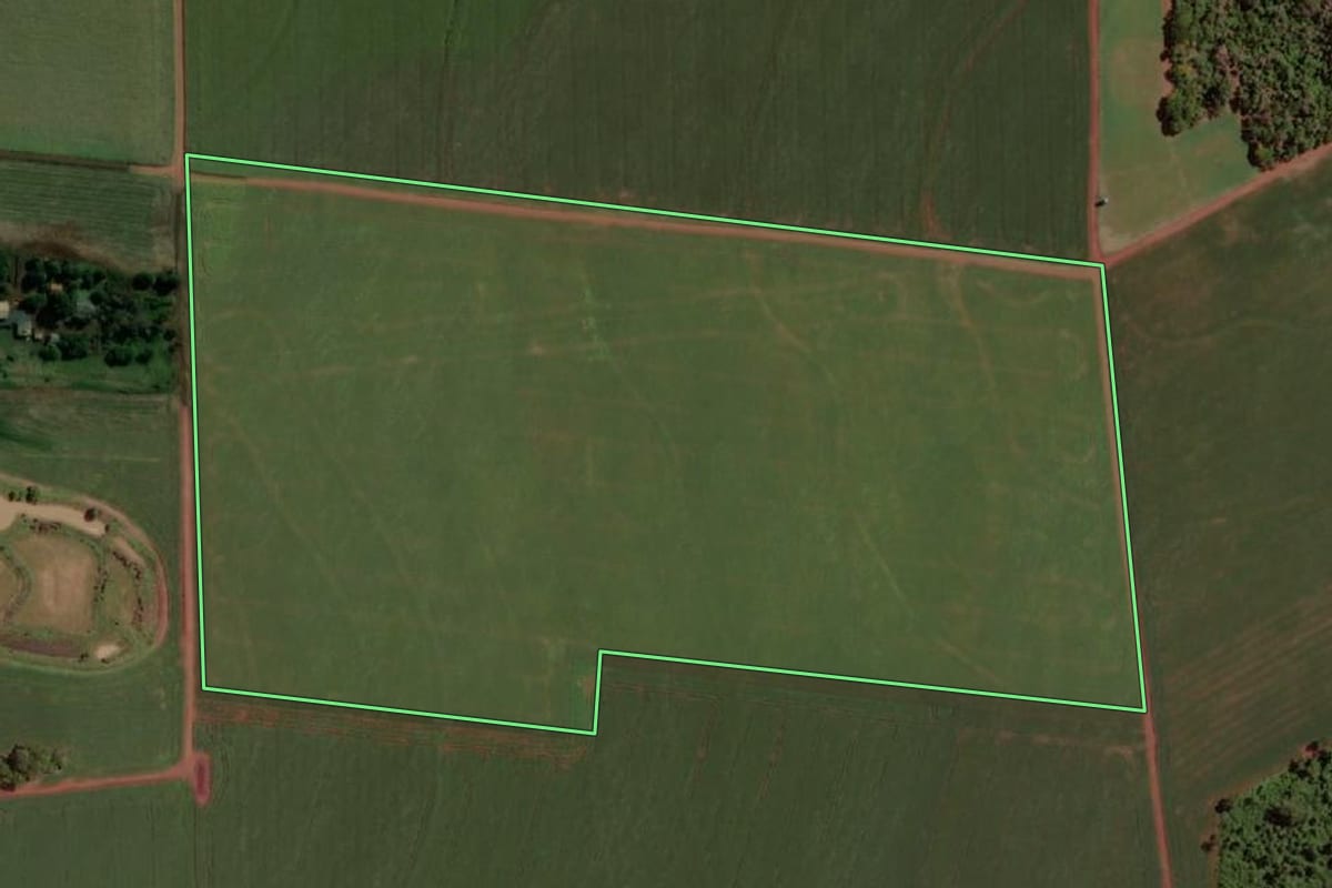 Imagem de satélite do imóvel rural em Santa Helena (PR), com o contorno declarado no CAR desenhado por cima.