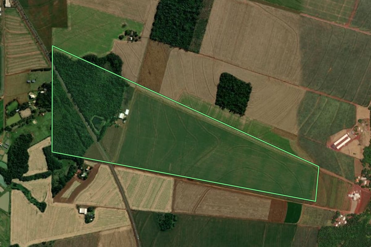 Imagem de satélite do imóvel rural em Santa Helena (PR), com o contorno declarado no CAR desenhado por cima.