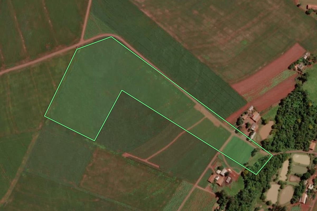 Imagem de satélite do imóvel rural em Santa Helena (PR), com o contorno declarado no CAR desenhado por cima.