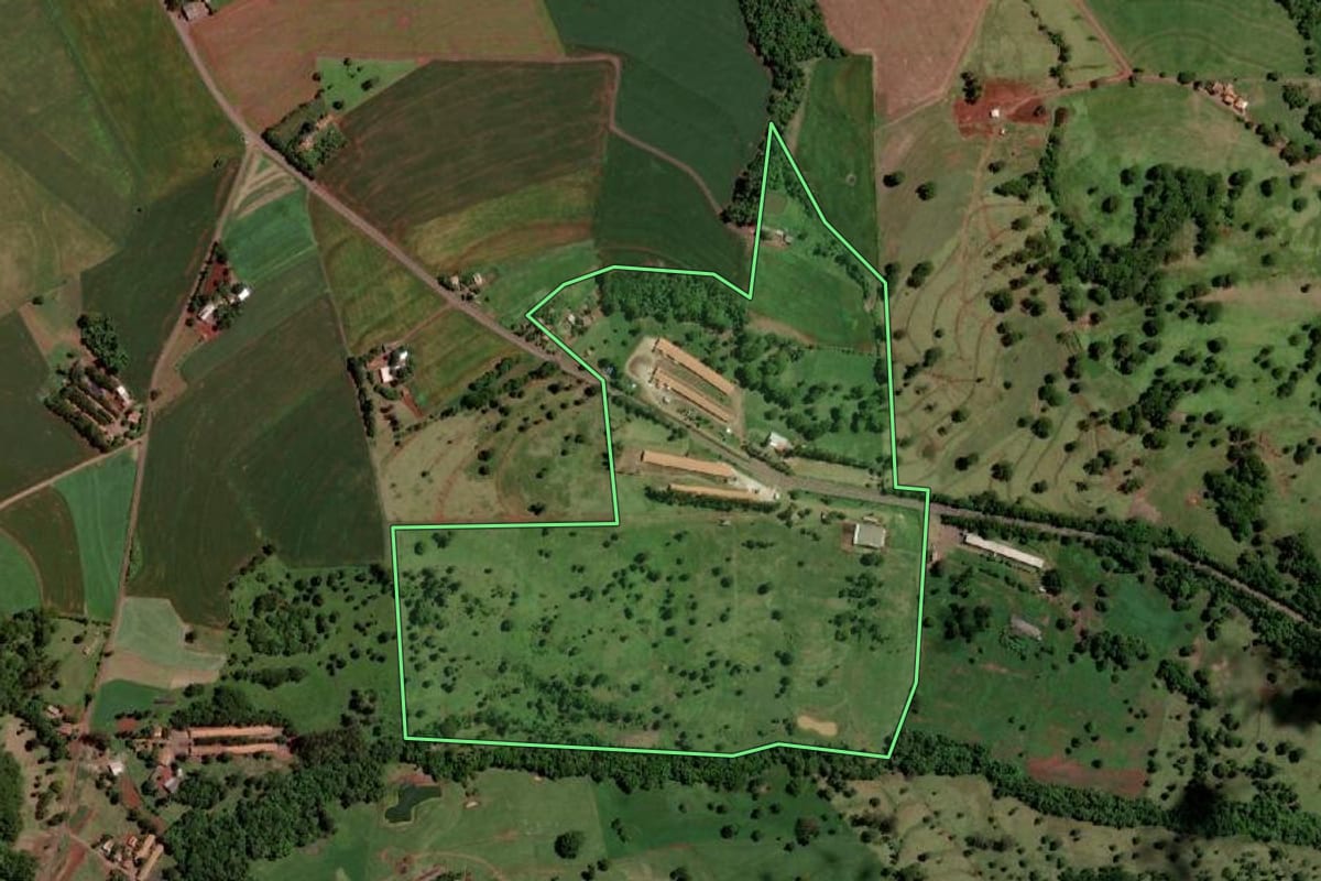 Imagem de satélite do imóvel rural em Santa Helena (PR), com o contorno declarado no CAR desenhado por cima.