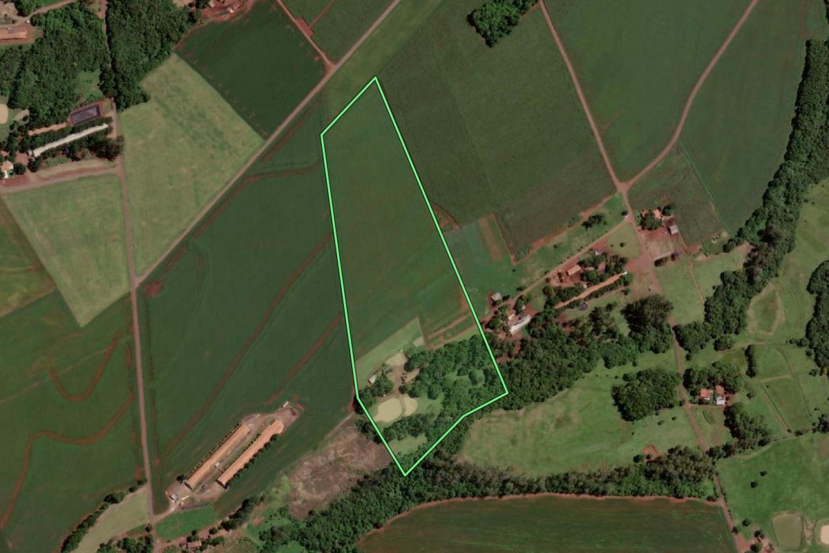 Imagem de satélite do imóvel rural em Santa Helena (PR), com o contorno declarado no CAR desenhado por cima.