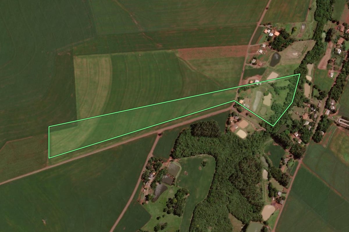 Imagem de satélite do imóvel rural em Santa Helena (PR), com o contorno declarado no CAR desenhado por cima.