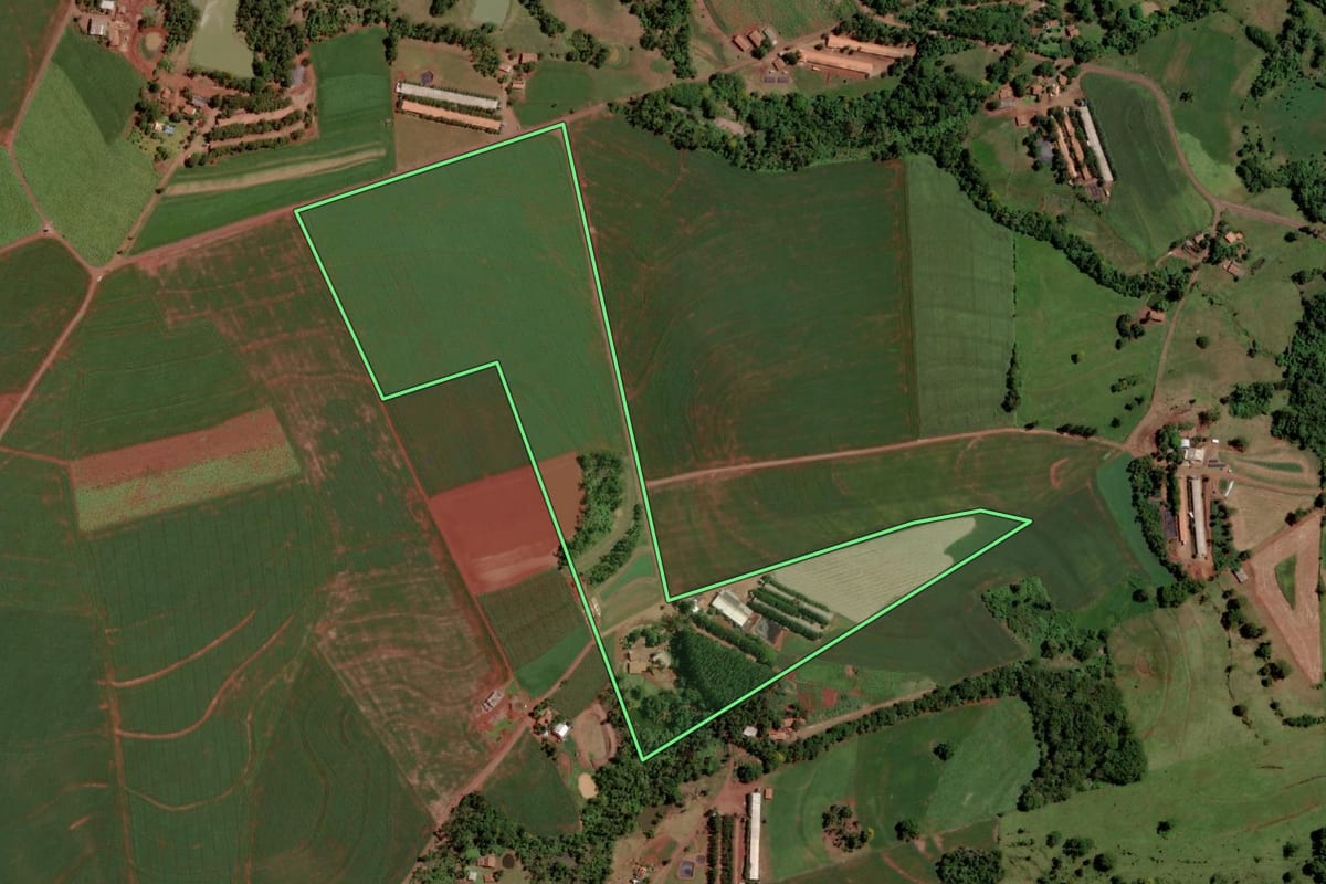 Imagem de satélite do imóvel rural em Santa Helena (PR), com o contorno declarado no CAR desenhado por cima.