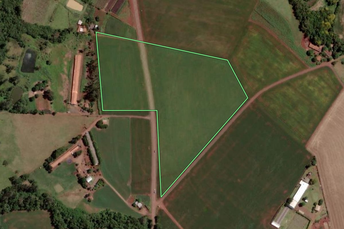Imagem de satélite do imóvel rural em Santa Helena (PR), com o contorno declarado no CAR desenhado por cima.