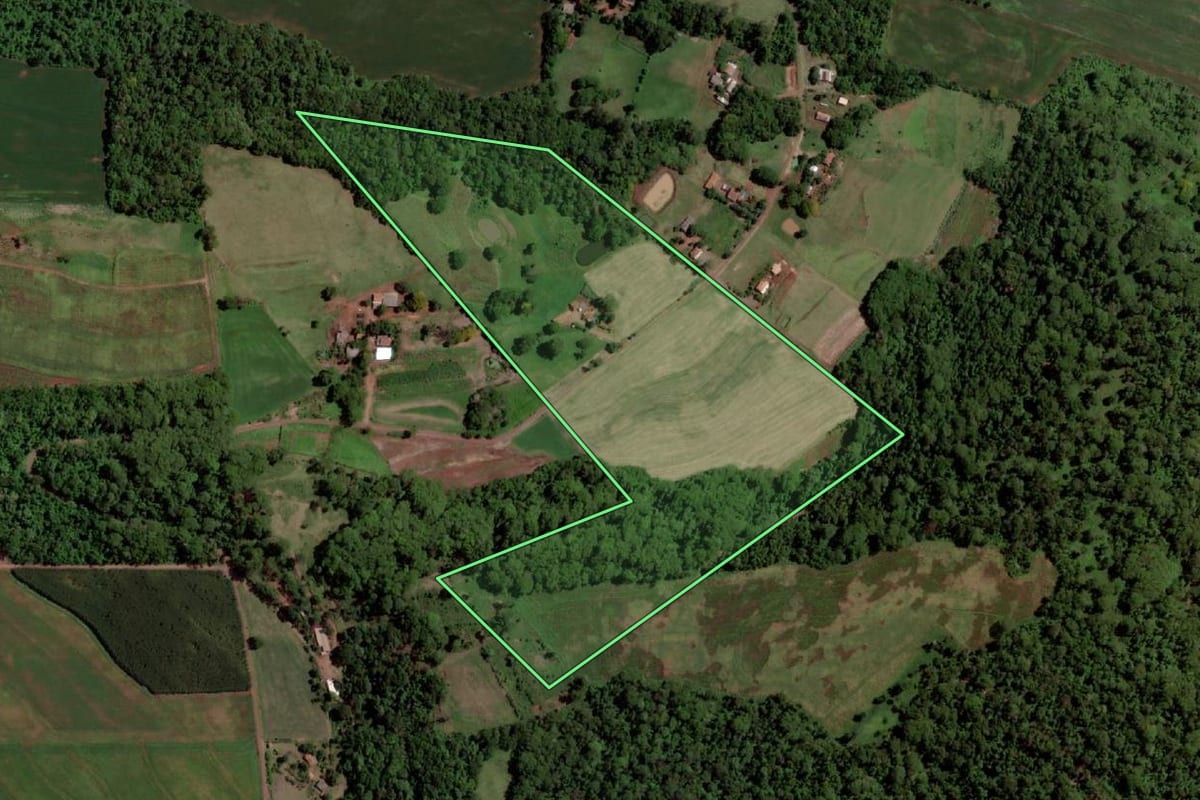 Imagem de satélite do imóvel rural em Santa Helena (PR), com o contorno declarado no CAR desenhado por cima.