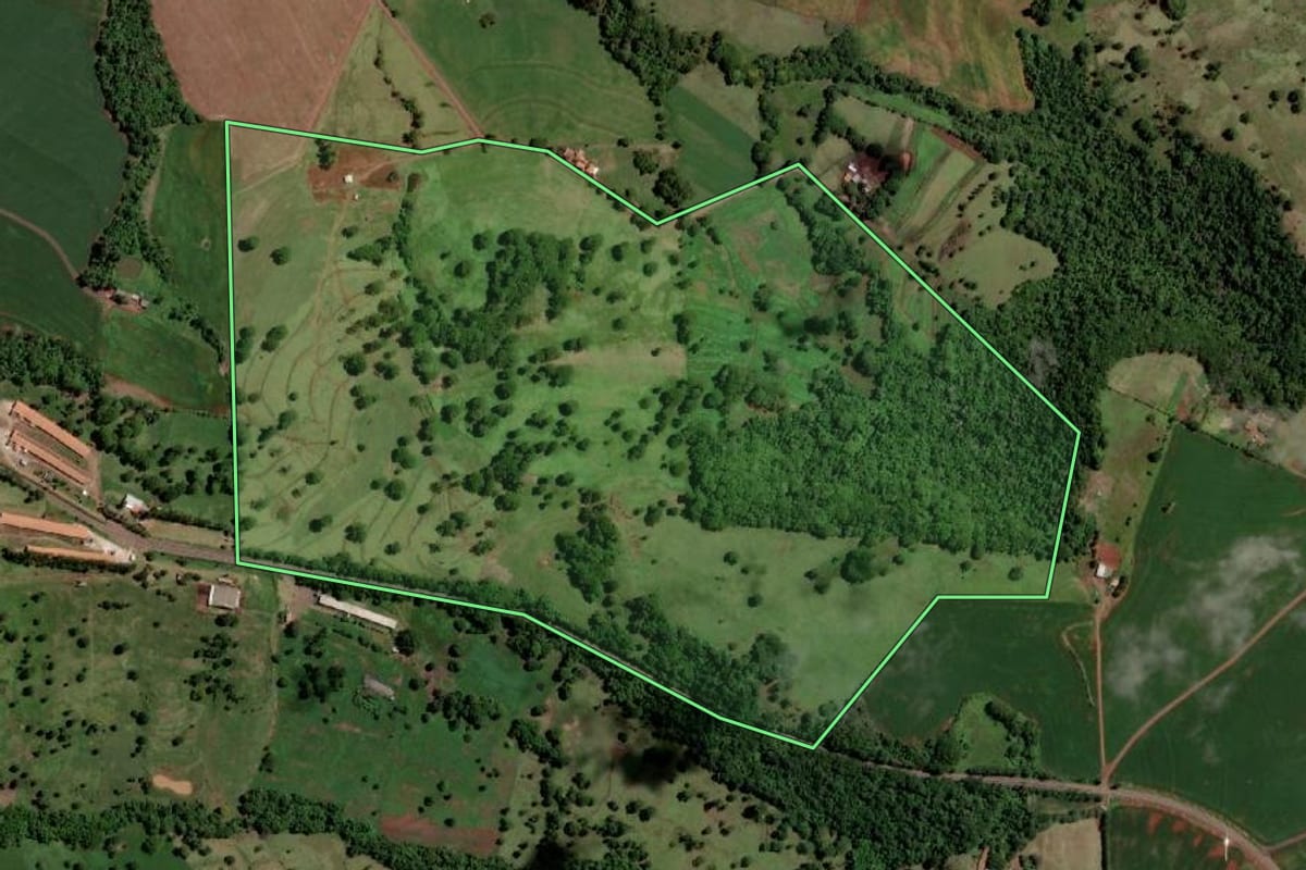 Imagem de satélite do imóvel rural em Santa Helena (PR), com o contorno declarado no CAR desenhado por cima.