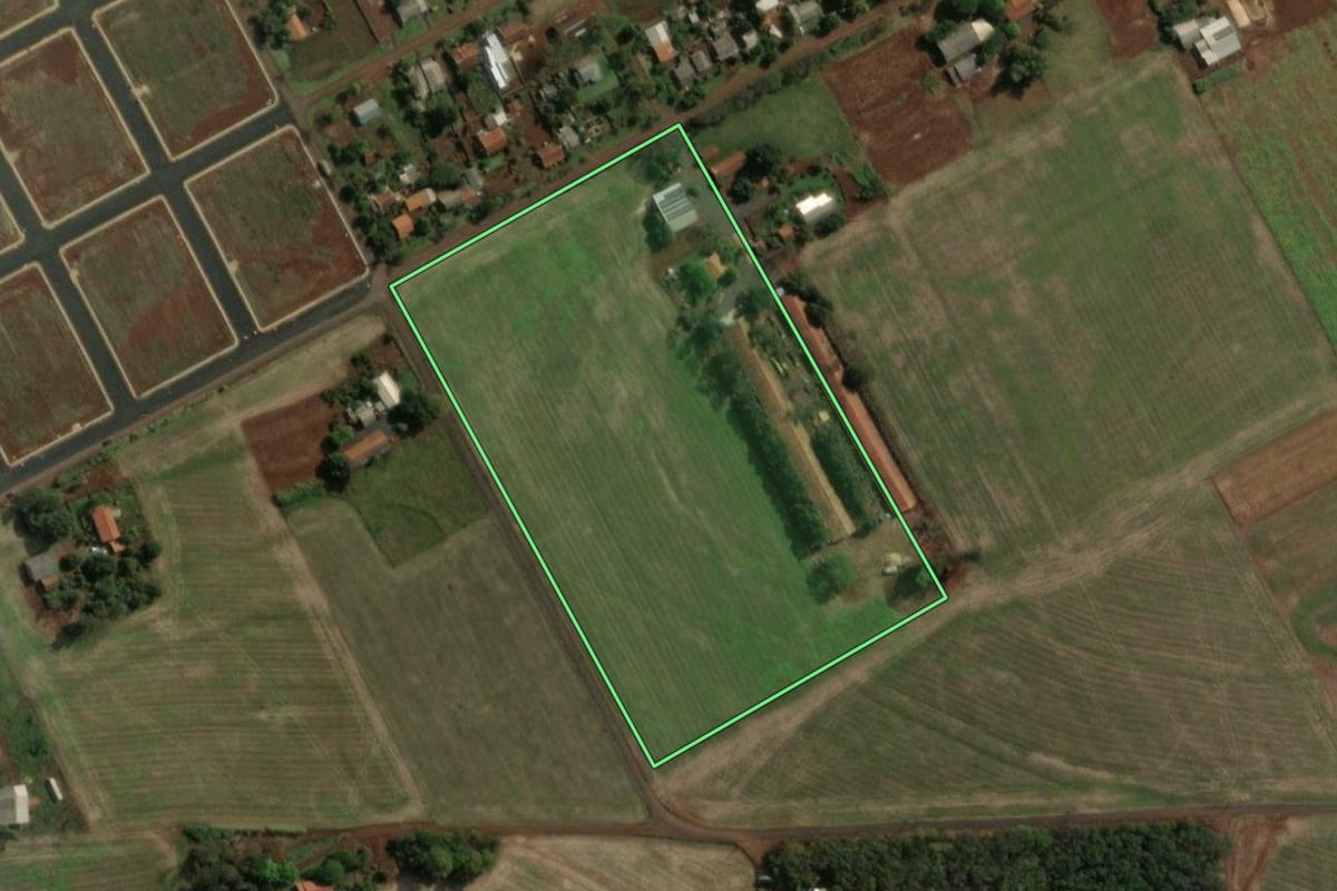 Imagem de satélite do imóvel rural em Santa Helena (PR), com o contorno declarado no CAR desenhado por cima.