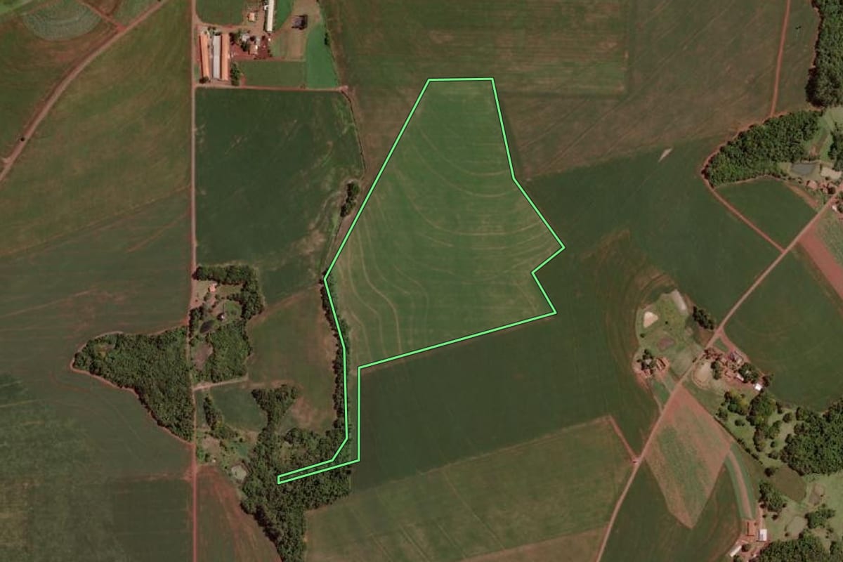 Imagem de satélite do imóvel rural em Santa Helena (PR), com o contorno declarado no CAR desenhado por cima.