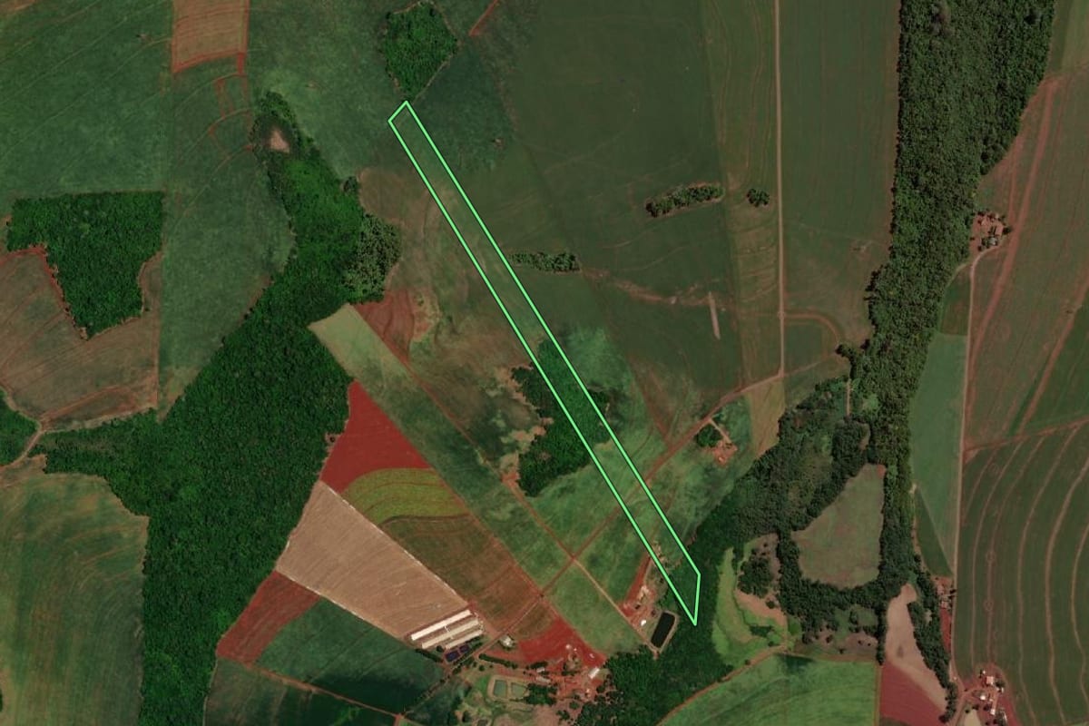 Imagem de satélite do imóvel rural em Santa Helena (PR), com o contorno declarado no CAR desenhado por cima.