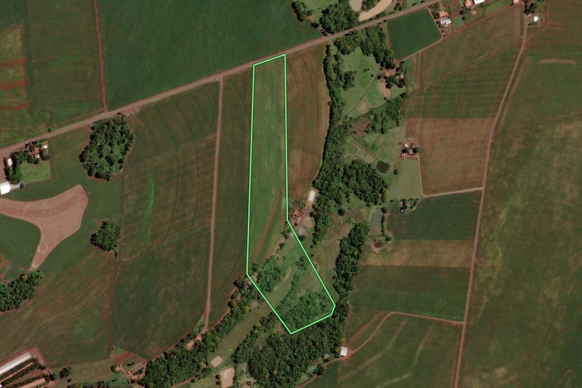 Imagem de satélite do imóvel rural em Santa Helena (PR), com o contorno declarado no CAR desenhado por cima.