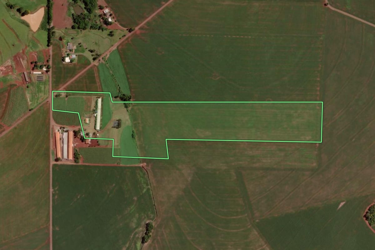 Imagem de satélite do imóvel rural em Santa Helena (PR), com o contorno declarado no CAR desenhado por cima.