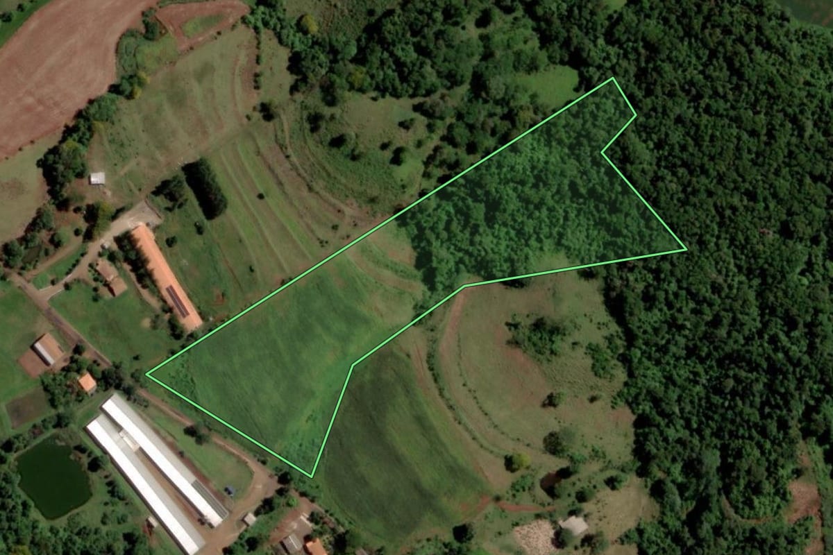 Imagem de satélite do imóvel rural em Santa Helena (PR), com o contorno declarado no CAR desenhado por cima.