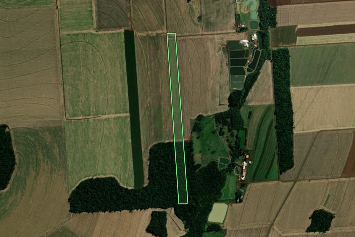 Imagem de satélite do imóvel rural em Santa Helena (PR), com o contorno declarado no CAR desenhado por cima.