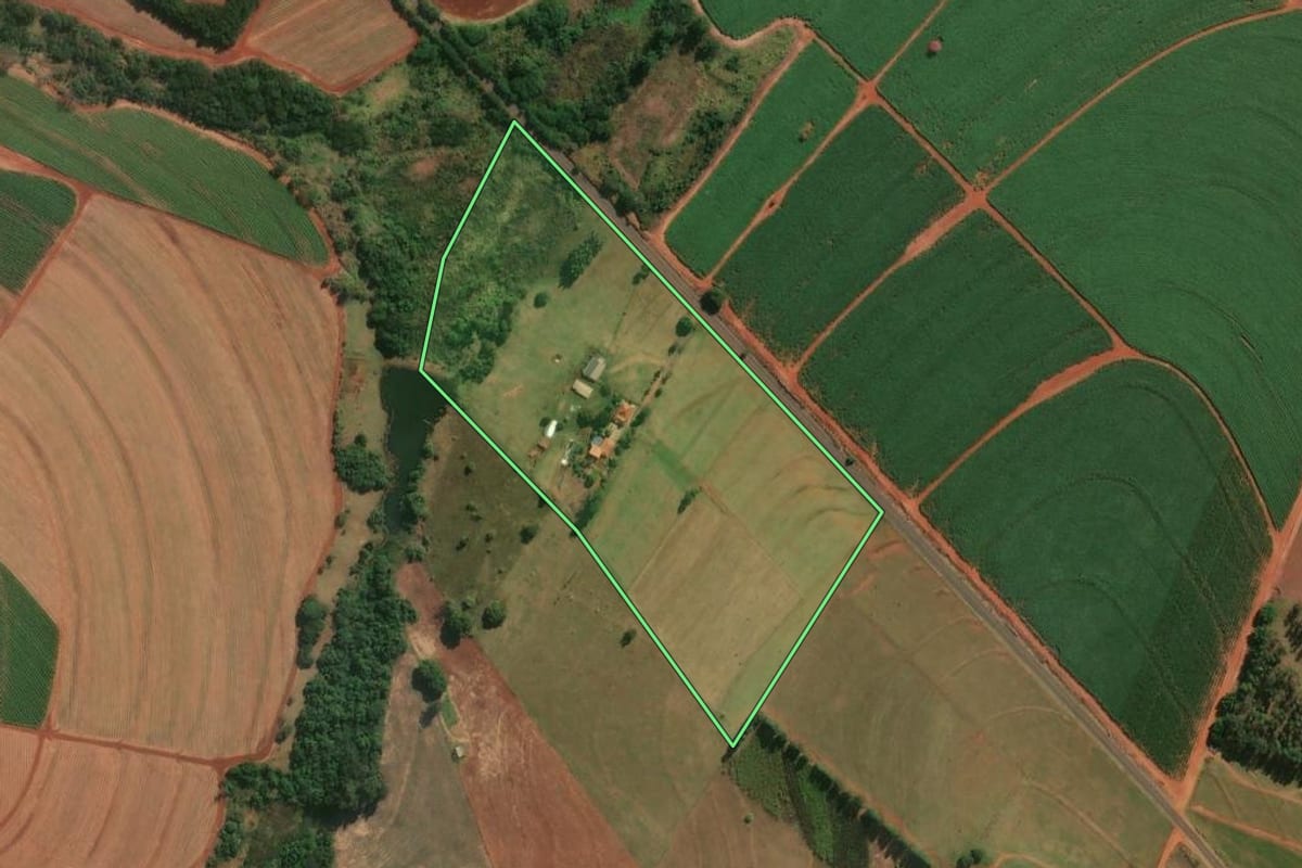 Imagem de satélite do imóvel rural em Santa Inês (PR), com o contorno declarado no CAR desenhado por cima.