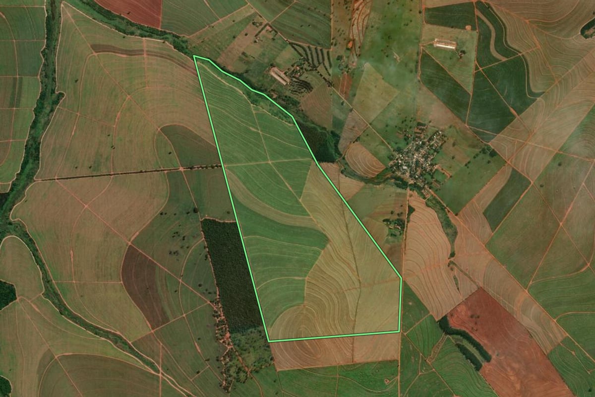 Imagem de satélite do imóvel rural em Santa Inês (PR), com o contorno declarado no CAR desenhado por cima.