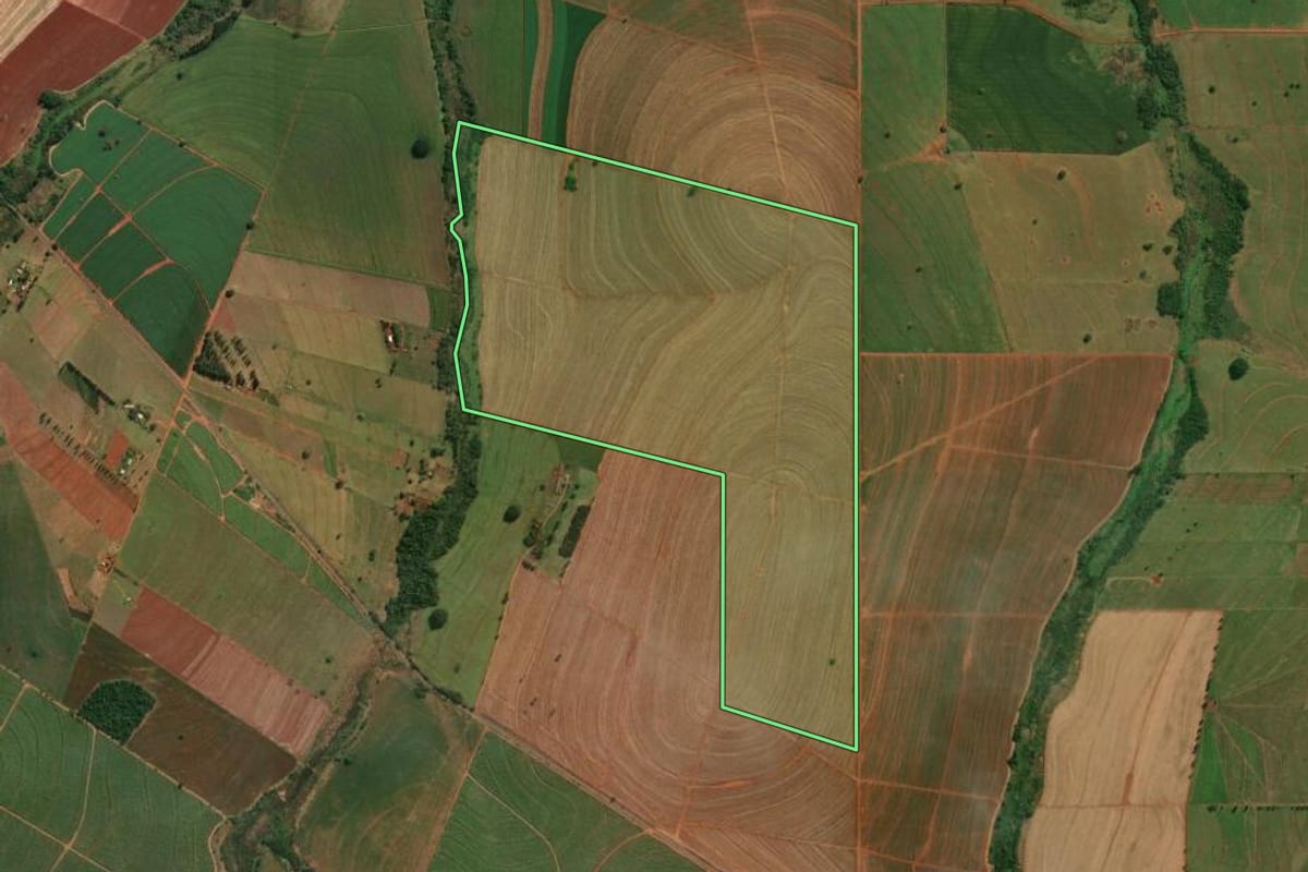 Imagem de satélite do imóvel rural em Santa Inês (PR), com o contorno declarado no CAR desenhado por cima.