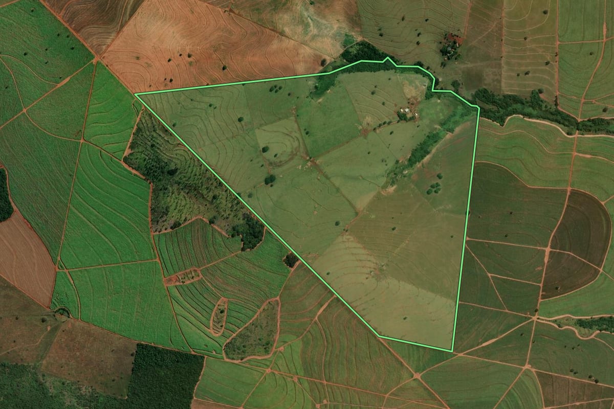 Imagem de satélite do imóvel rural em Santa Inês (PR), com o contorno declarado no CAR desenhado por cima.