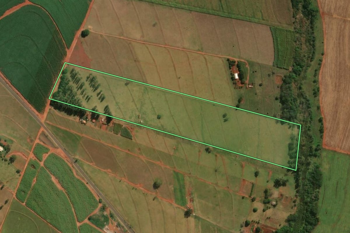 Imagem de satélite do imóvel rural em Santa Inês (PR), com o contorno declarado no CAR desenhado por cima.