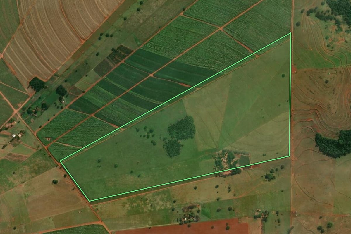 Imagem de satélite do imóvel rural em Santa Inês (PR), com o contorno declarado no CAR desenhado por cima.