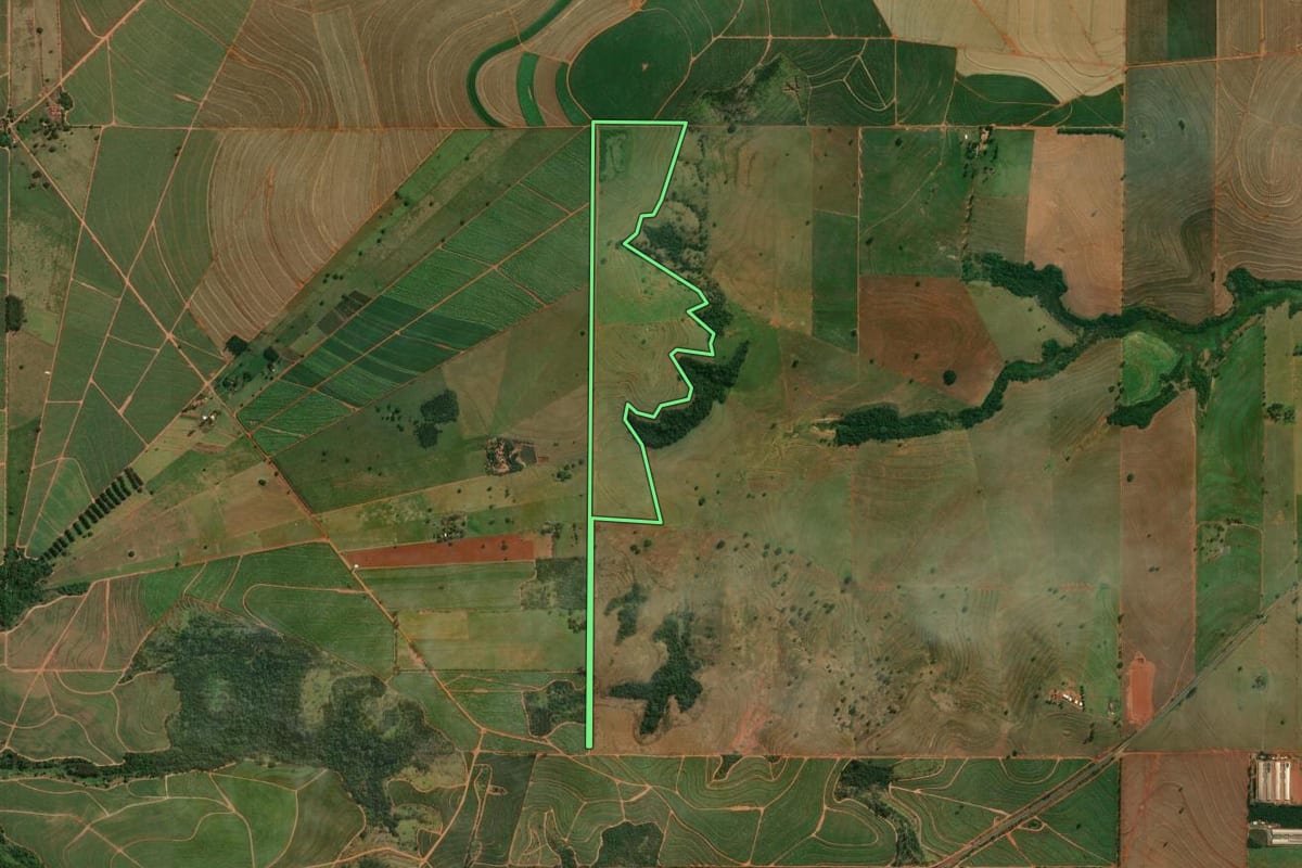 Imagem de satélite do imóvel rural em Santa Inês (PR), com o contorno declarado no CAR desenhado por cima.