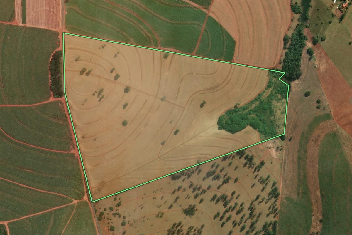 Imagem de satélite do imóvel rural em Santa Inês (PR), com o contorno declarado no CAR desenhado por cima.