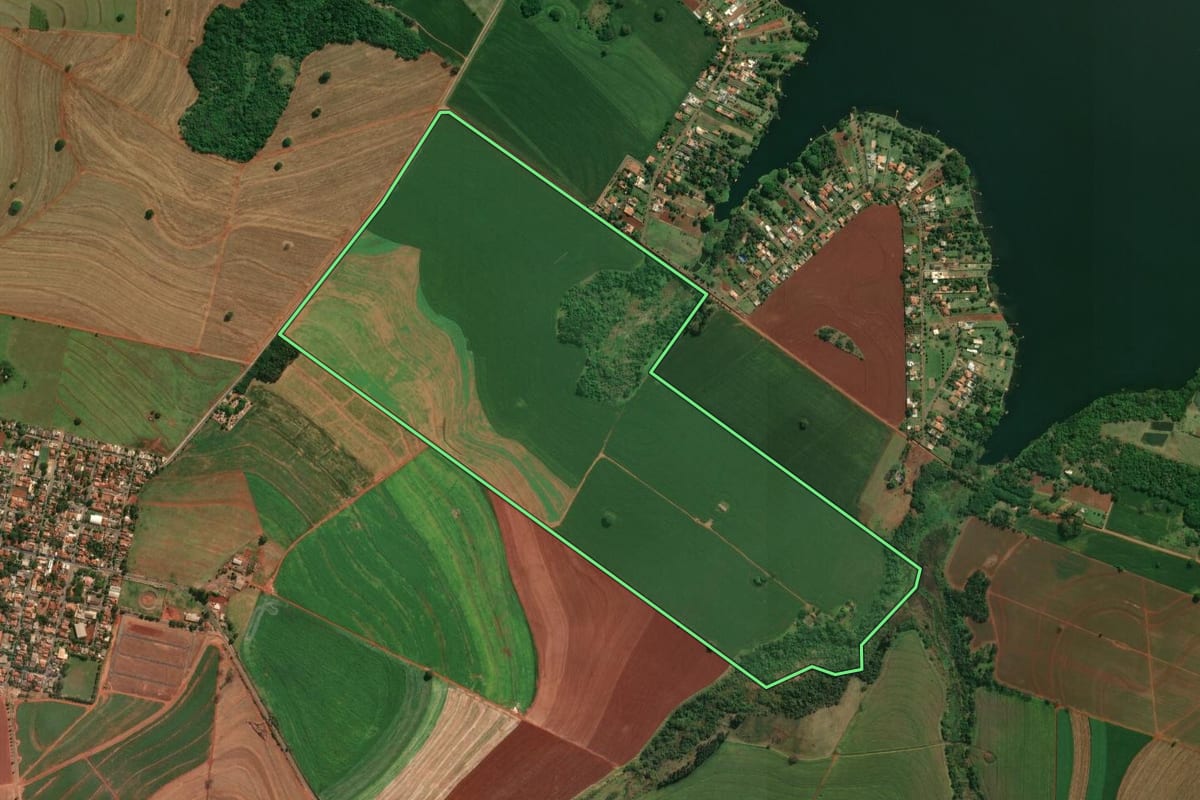 Imagem de satélite do imóvel rural em Santa Inês (PR), com o contorno declarado no CAR desenhado por cima.