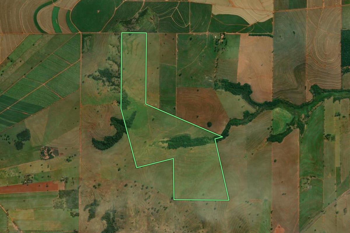 Imagem de satélite do imóvel rural em Santa Inês (PR), com o contorno declarado no CAR desenhado por cima.