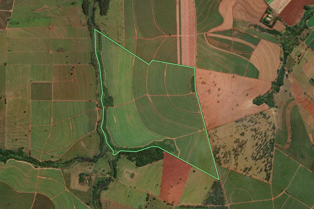 Imagem de satélite do imóvel rural em Santa Inês (PR), com o contorno declarado no CAR desenhado por cima.