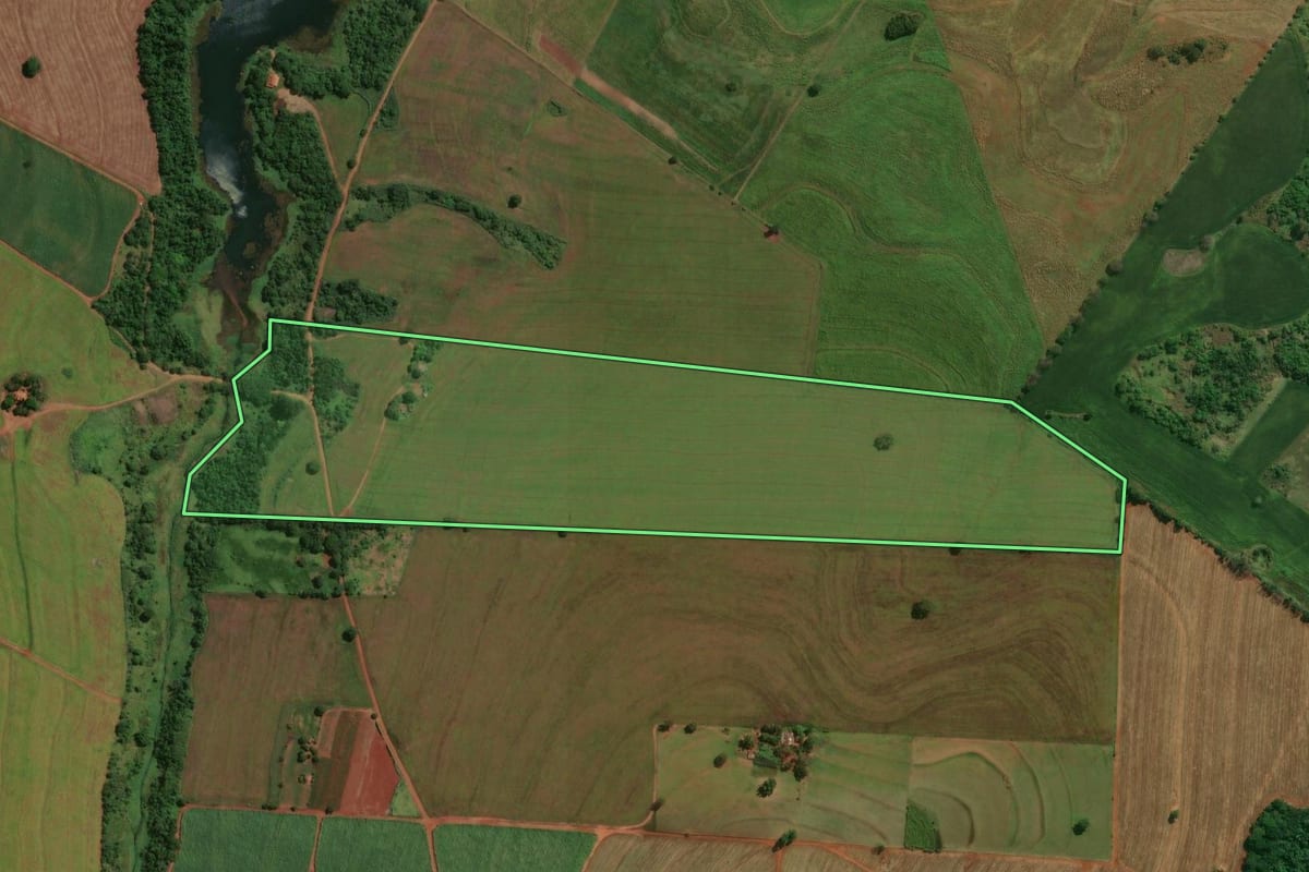 Imagem de satélite do imóvel rural em Santa Inês (PR), com o contorno declarado no CAR desenhado por cima.