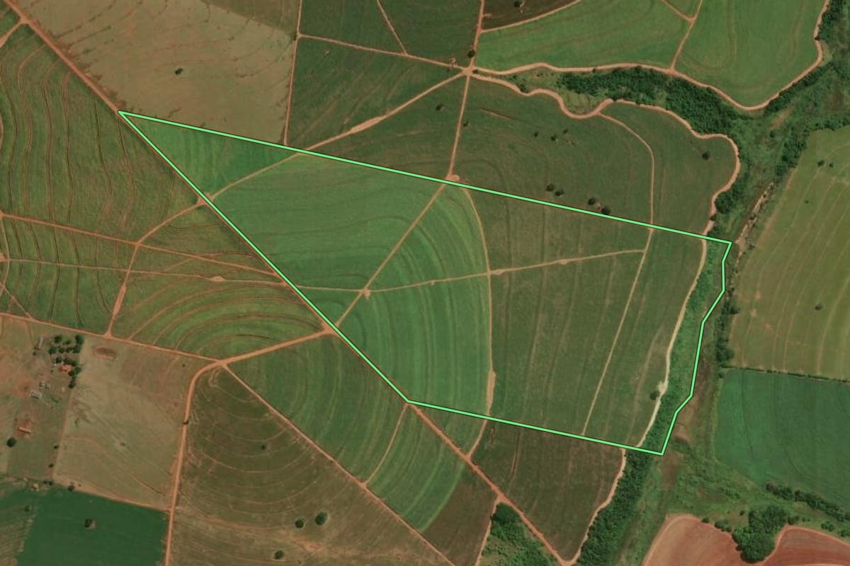 Imagem de satélite do imóvel rural em Santa Inês (PR), com o contorno declarado no CAR desenhado por cima.