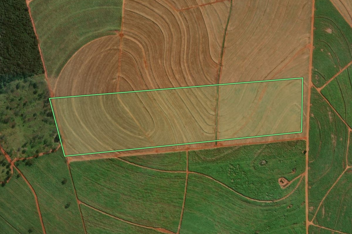 Imagem de satélite do imóvel rural em Santa Inês (PR), com o contorno declarado no CAR desenhado por cima.