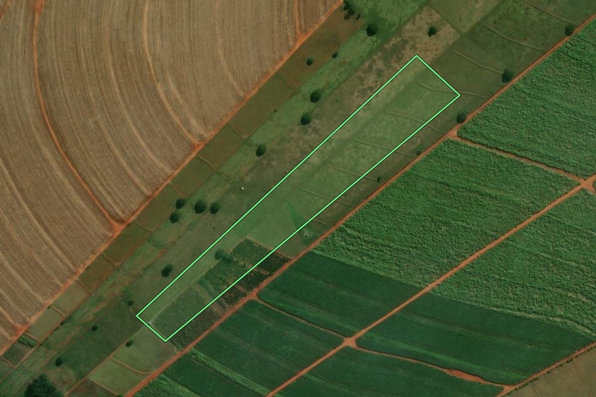 Imagem de satélite do imóvel rural em Santa Inês (PR), com o contorno declarado no CAR desenhado por cima.