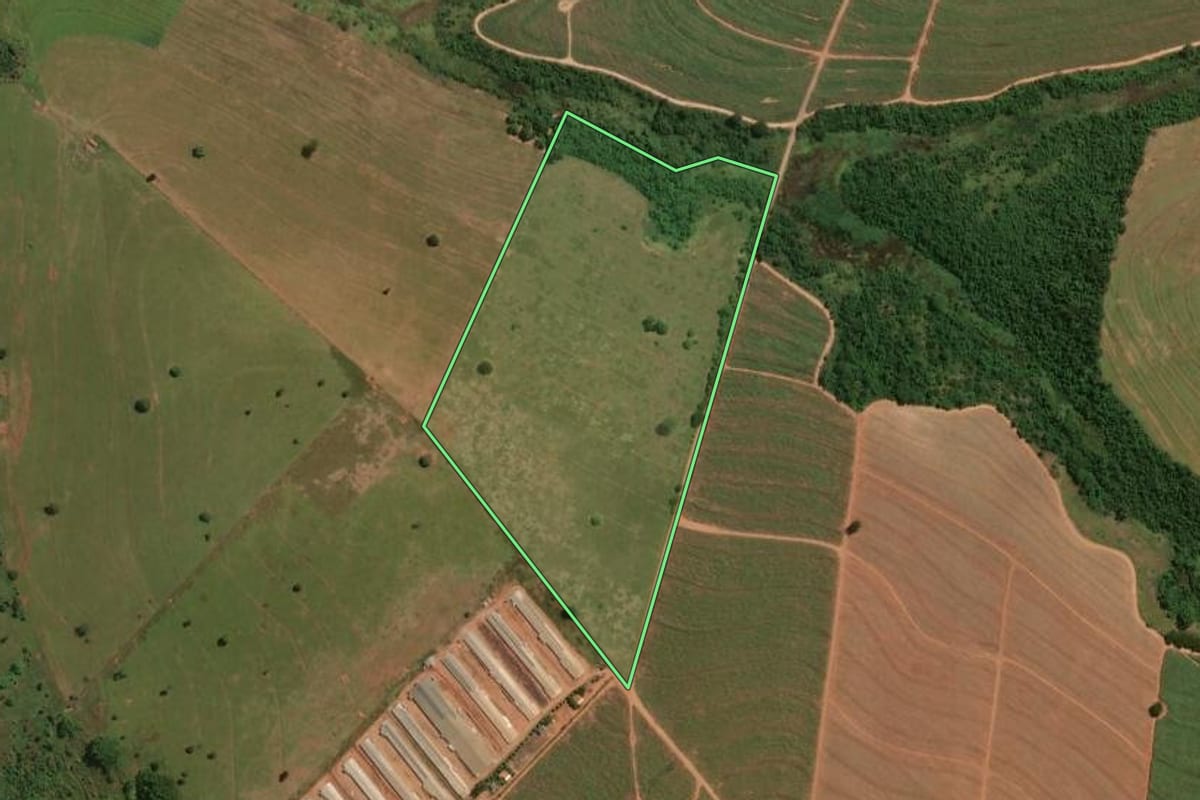 Imagem de satélite do imóvel rural em Santa Inês (PR), com o contorno declarado no CAR desenhado por cima.