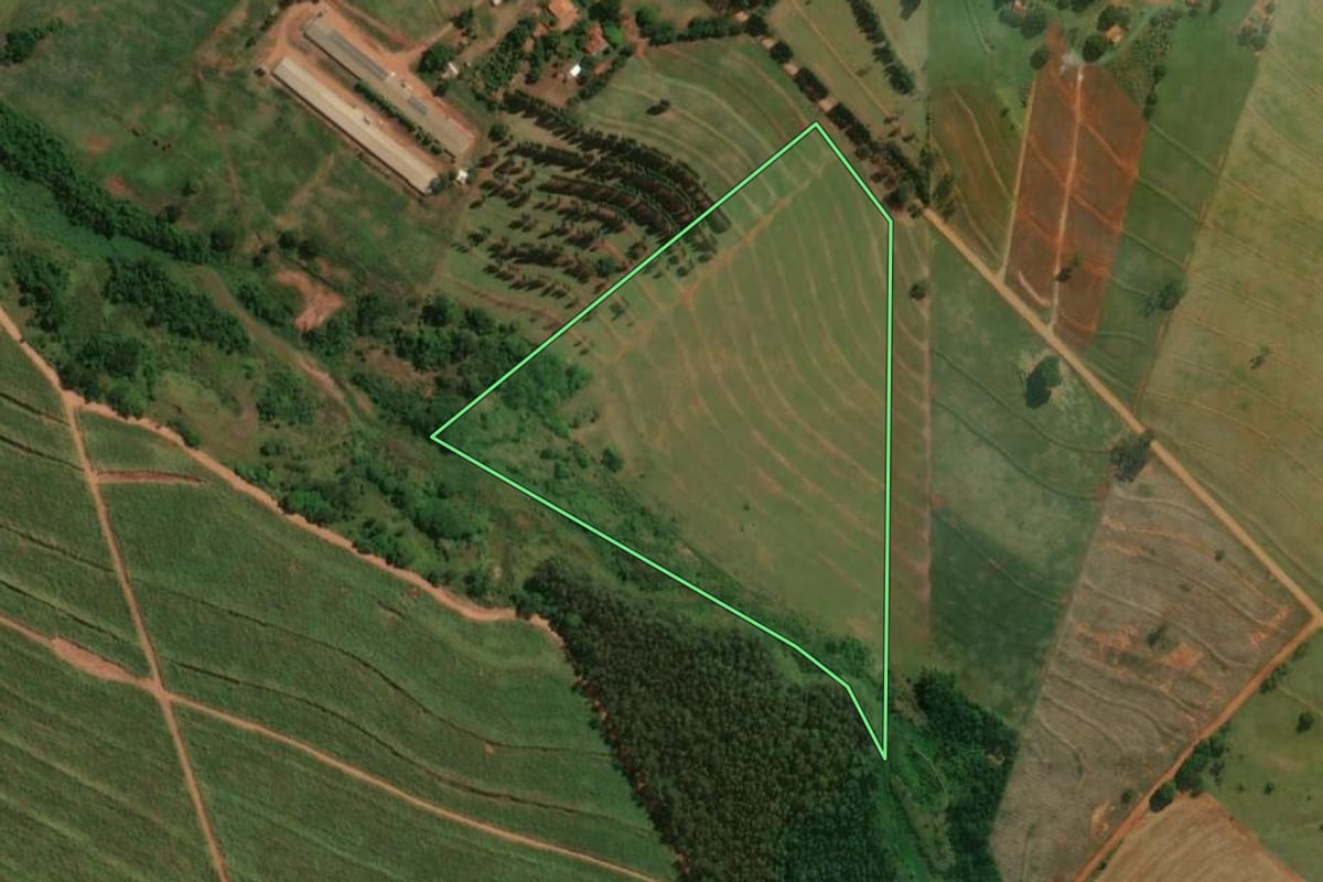 Imagem de satélite do imóvel rural em Santa Inês (PR), com o contorno declarado no CAR desenhado por cima.