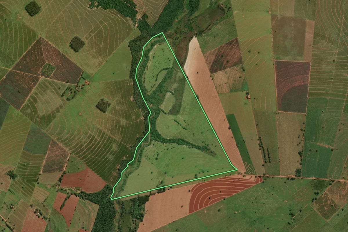 Imagem de satélite do imóvel rural em Santa Isabel do Ivaí (PR), com o contorno declarado no CAR desenhado por cima.