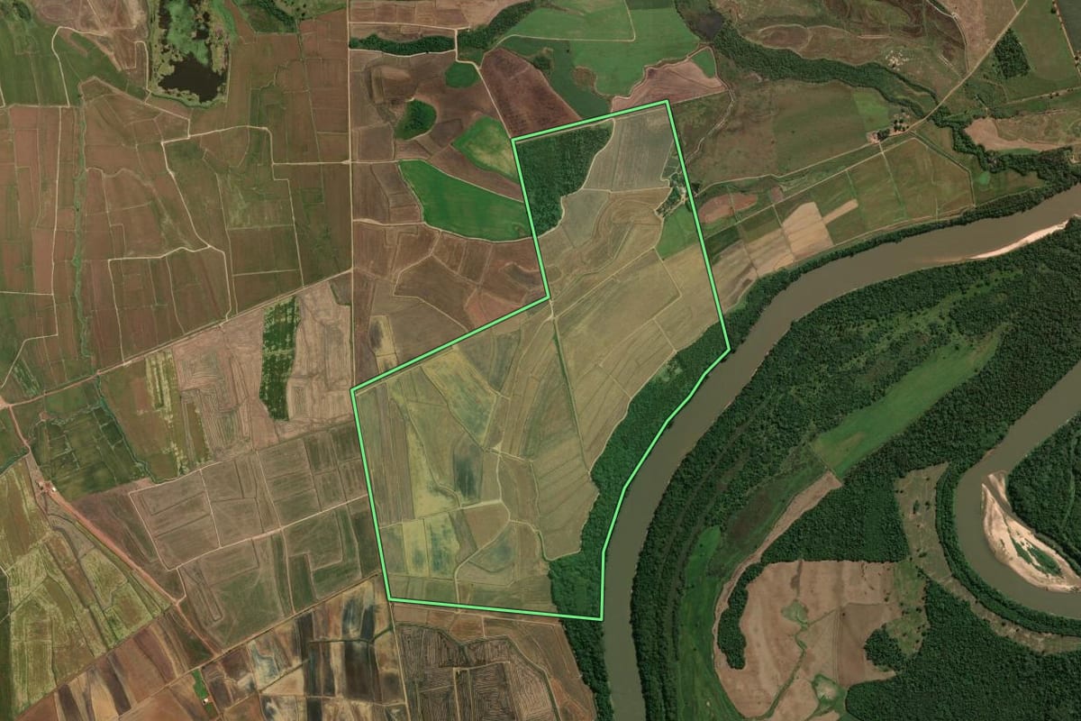 Imagem de satélite do imóvel rural em Santa Isabel do Ivaí (PR), com o contorno declarado no CAR desenhado por cima.