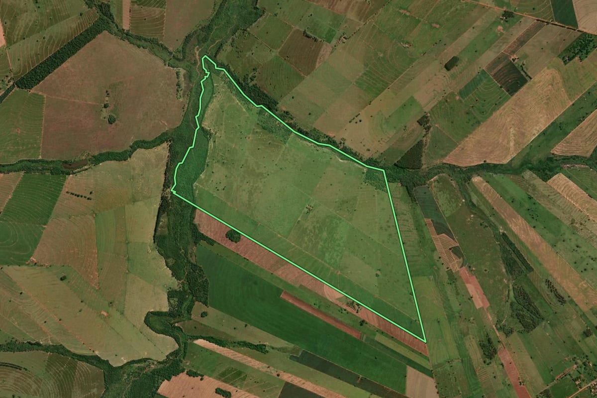 Imagem de satélite do imóvel rural em Santa Isabel do Ivaí (PR), com o contorno declarado no CAR desenhado por cima.