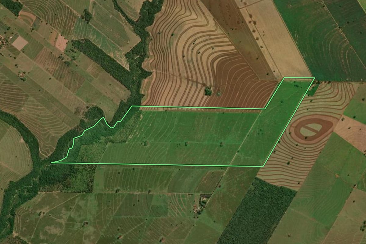 Imagem de satélite do imóvel rural em Santa Isabel do Ivaí (PR), com o contorno declarado no CAR desenhado por cima.