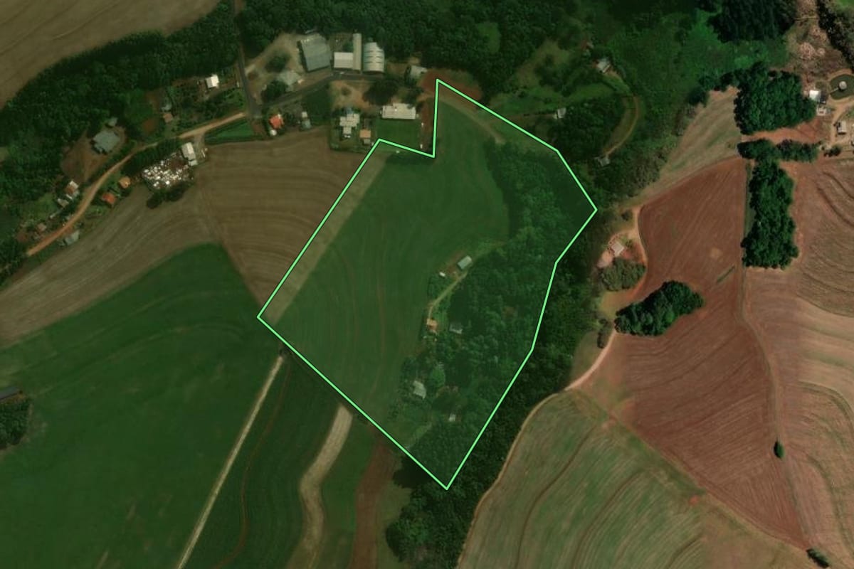 Imagem de satélite do imóvel rural em Santa Izabel do Oeste (PR), com o contorno declarado no CAR desenhado por cima.