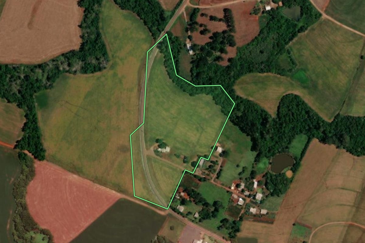 Imagem de satélite do imóvel rural em Santa Izabel do Oeste (PR), com o contorno declarado no CAR desenhado por cima.