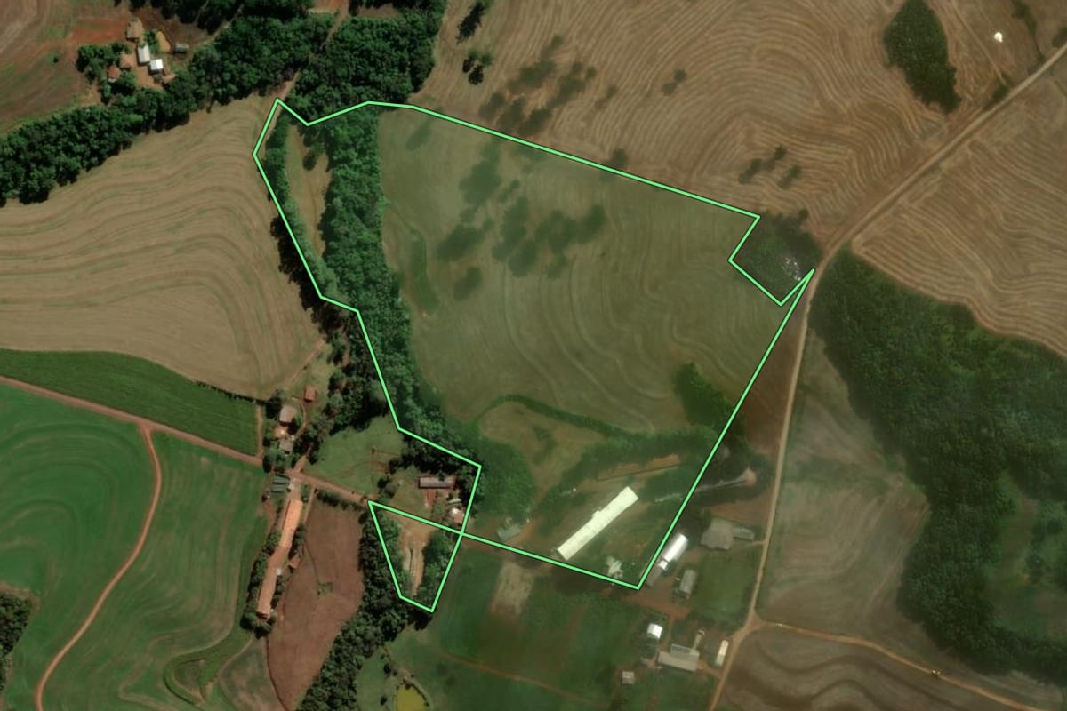 Imagem de satélite do imóvel rural em Santa Izabel do Oeste (PR), com o contorno declarado no CAR desenhado por cima.