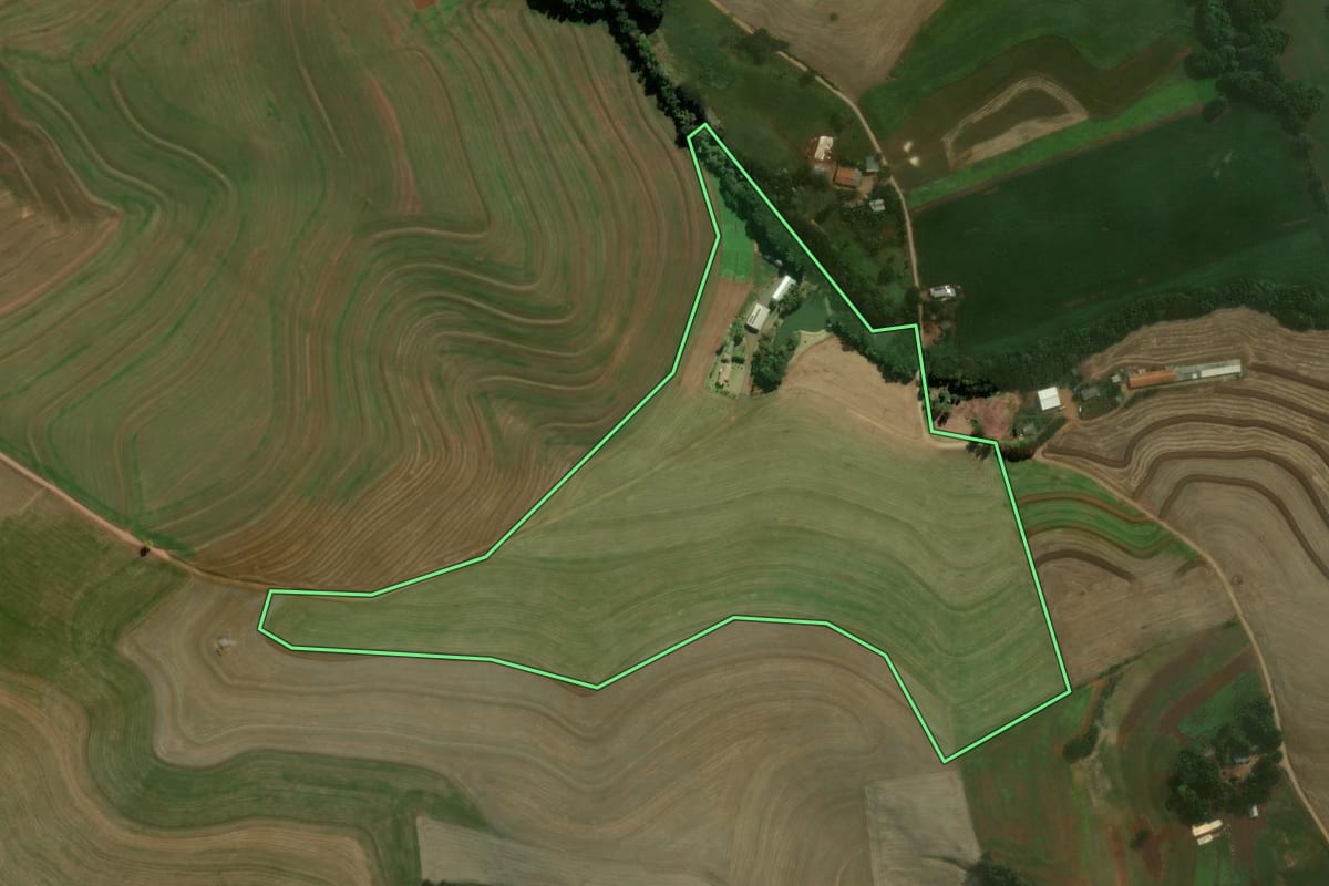 Imagem de satélite do imóvel rural em Santa Izabel do Oeste (PR), com o contorno declarado no CAR desenhado por cima.
