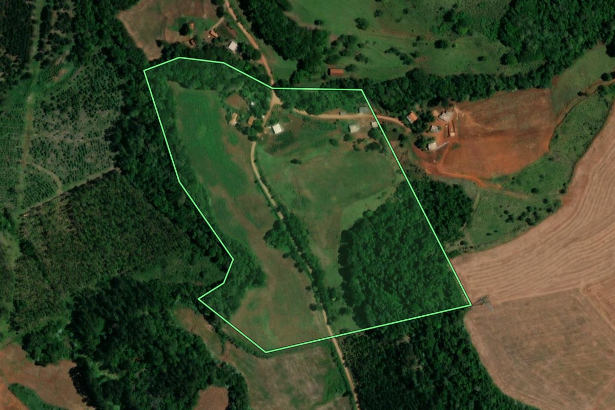 Imagem de satélite do imóvel rural em Santa Izabel do Oeste (PR), com o contorno declarado no CAR desenhado por cima.