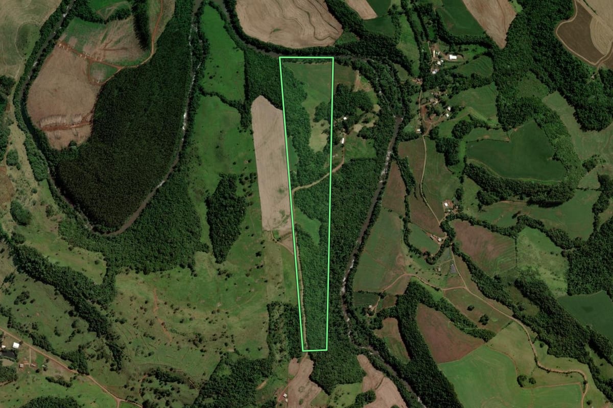 Imagem de satélite do imóvel rural em Santa Izabel do Oeste (PR), com o contorno declarado no CAR desenhado por cima.